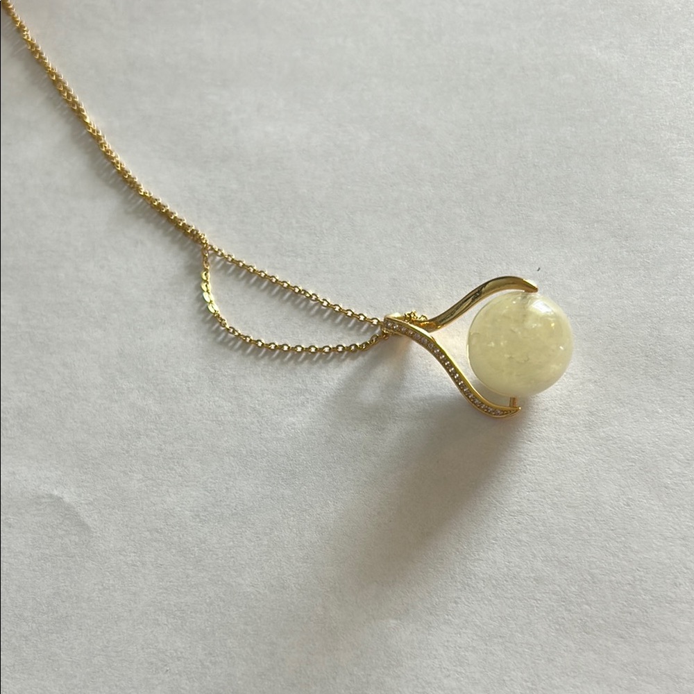 Elegant Gold Necklace with Citrine Pendant